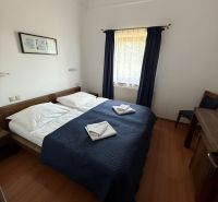 NA PREDAJ: Zabehnutý hotel Amália s wellnesom v srdci Vysokých Tatier - Izba s dvojlôžkom, modrou prikrývkou a podlahou s dreveným dekorom v Hoteloch a penziónoch.