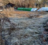 SKLABIŇA -7 km od mesta Martin -stavebný pozemok 1403m2 - Pozemky - bývanie v Sklabini pokryté suchou trávou a obklopené stromami.