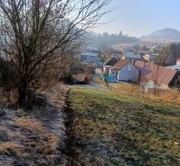 SKLABIŇA -7 km od mesta Martin -stavebný pozemok 1403m2 - Krajina v Sklabini s pozemkami na bývanie, domy a stromy v pozadí.