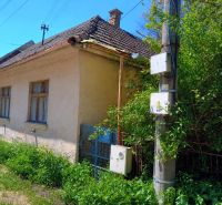 Rodinný dom, pozemok 4282m2 KĽAČNO okr. Prievidza, - Rodinný dom v Kľačne s klesajúcou škridlovou strechou a bujnou vegetáciou okolo.
