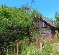 Rodinný dom s pozemkom 4282m2 KĽAČNO okr. Prievidza, - Starý drevený rodinný dom v Kľačne obklopený bujnou vegetáciou a plotom.