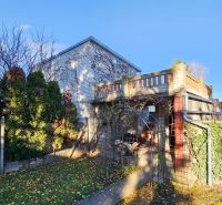 PREDAJ - Rodinný dom - Pavlice, Celková rozloha 1469m² - Rodinný dom v Pavliciach s tehlovou fasádou, predzáhradkou a zeleňou.