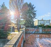 PREDAJ - Rodinný dom - Pavlice, Celková rozloha 1469m² - Slnečný rodinný dom v Pavliciach s terasou, obklopený zeleňou a stromami.