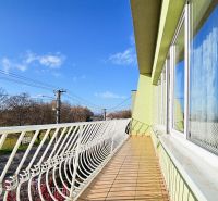 PREDAJ - Rodinný dom - Pavlice, Celková rozloha 1469m² - Balkón vo vidieckom prostredí Rodinného domu v Pavliciach s výhľadom na okolitú krajinu.