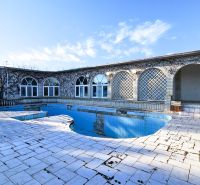 PREDAJ - Rodinný dom - Pavlice, Celková rozloha 1469m² - Exteriér rodinného domu v Pavliciach so suchým bazénom a oblúkovými oknami.