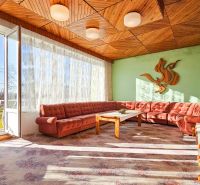 PREDAJ - Rodinný dom - Pavlice, Celková rozloha 1469m² - Svetlá obývacia izba v rodinnom dome s veľkou pohovkou a dreveným stropom.