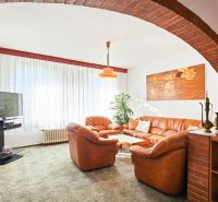 PREDAJ - Rodinný dom - Pavlice, Celková rozloha 1469m² - Obývačka v rodinnom dome s koženou sedačkou a kobercom, tehlový oblúk.