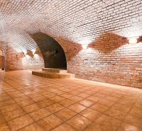 PREDAJ - Rodinný dom - Pavlice, Celková rozloha 1469m² - Klenbová tehlová pivnica v rodinnom dome s osvetlením a keramickou dlažbou.