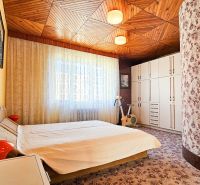 PREDAJ - Rodinný dom - Pavlice, Celková rozloha 1469m² - Spálňa v rodinnom dome s kobercom, dreveným stropom a cvičiacim strojom.