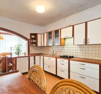 PREDAJ - Rodinný dom - Pavlice, Celková rozloha 1469m² - Kuchyňa v rodinnom dome s tehlovým oblúkom, pultom a vstavanými spotrebičmi.