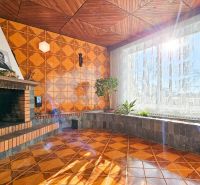 PREDAJ - Rodinný dom - Pavlice, Celková rozloha 1469m² - Interiér rodinného domu so štýlovým krbom a dekoratívnymi obkladmi.
