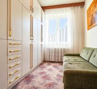 PREDAJ - Rodinný dom - Pavlice, Celková rozloha 1469m² - Izba v rodinnom dome s pohovkou, skriňou a kvetinovým kobercom.