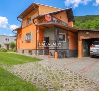 Predaj, rodinný dom Dolná Mariková - EXKLUZÍVNE HALO... - Rodinný dom v Dolnej Marikovej s garážou, trávnikom a parkovacou plochou pred domom.