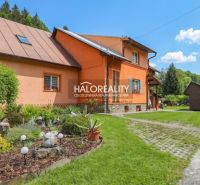 Predaj, rodinný dom Dolná Mariková - EXKLUZÍVNE HALO... - Rodinný dom v Dolnej Marikovej s farebnou fasádou obklopený zelenou záhradou a chodníkom.