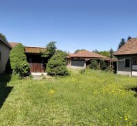 Rodinný dom, Sučany - Rodinný dom na Štúrovej ulici v Sučanoch obklopuje trávnik s púpavami.
