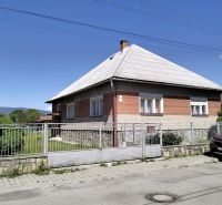 Rodinný dom, Sučany - Rodinný dom na Štúrovej ulici v Sučanoch, s veľkým dvorom a automobilom vpredu.
