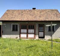 Rodinný dom, Sučany - Rodinný dom na Štúrovej ulici v Sučanoch, s trávnatým pozemkom a kvetinami.