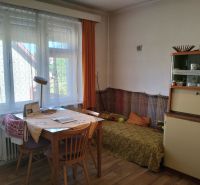 Rodinný dom, Sučany - Interiér rodinného domu s jedálenským stolom a podlahou s dreveným dekorom.
