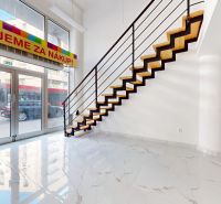 Veľký svetlý obchodný príestor , BA I. Staré Mesto Luxor, Štúrová  - Obchodné priestory s moderným schodiskom na ulici Štúrova, veľké sklenené vstupné dvere.