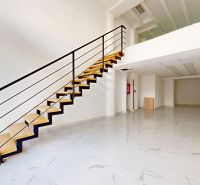 Veľký svetlý obchodný príestor , BA I. Staré Mesto Luxor, Štúrová  - Minimalistický interiér na ulici Štúrova ponúka priestranné obchodné priestory s dreveným schodiskom.