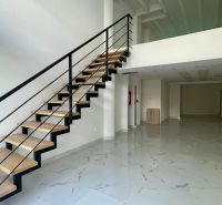 Veľký svetlý obchodný príestor , BA I. Staré Mesto Luxor, Štúrová  - Na ulici Štúrova ponúka obchodné priestory s moderným schodiskom a mramorovou podlahou.