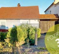 Predaj, rodinný dom Senica - EXKLUZÍVNE HALO REALITY - Rodinný dom v Senici s predzáhradkou a hnedou strechou, ponúka 3D obhliadku.