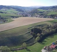 Čierny Balog – 338 m2 POĽNOHOSPODÁRSKY pozemok v 1/1 - Krajina v Čiernom Balogu s poľnohospodárskymi a lesnými pozemkami na svahoch kopcov.