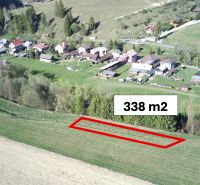 Čierny Balog – 338 m2 POĽNOHOSPODÁRSKY pozemok v 1/1 - Letecký pohľad na poľnohospodárske a lesné pozemky v Čiernom Balogu s označeným pozemkom.