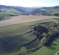 Čierny Balog – 338 m2 POĽNOHOSPODÁRSKY pozemok v 1/1 - Poľnohospodárske a lesné pozemky v okolí Čierneho Balogu s pohľadom na malebné hory.