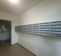 Priestranná garzónka s balkónom v novostavbe. - Schránky vo vstupnej hale garsónky, podlaha s dlažbou, jednoduchý dizajn.