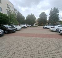 Priestranná garzónka s balkónom v novostavbe. - Parkovisko s autami na Športovej ulici v Dunajskej Lužnej pred budovou.