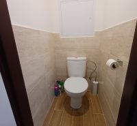 Krásny 3 izbový byt na prenájom. - Toaleta s obkladom a podlahou s dreveným dekorom v 3-izbovom byte.