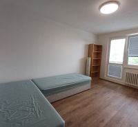 Krásny 3 izbový byt na prenájom. - Izba s dvomi posteľami, regálom a podlahou s dreveným dekorom v 3-izbovom byte.