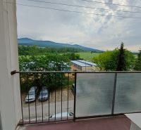 Krásny 3 izbový byt na prenájom. - Výhľad z 3-izbového bytu v Rožňave na Edelényske ulici ponúka panorámu hôr a zelene.