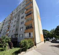 Predaj pekný 1 izbový byt, 35 m2, Dudvážska ulica, BA II. - Panelový dom na Dudvážskej ulici v Bratislave - Podunajských Biskupiciach s balkónmi a zeleňou.