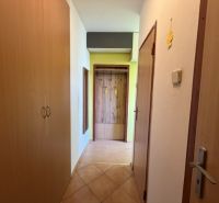 Predaj pekný 1 izbový byt, 35 m2, Dudvážska ulica, BA II. - Chodba so skriňou a vešiakom v 1-izbovom byte s dlažbou a dreveným dekorom.