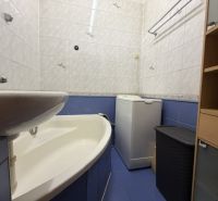 Predaj pekný 1 izbový byt, 35 m2, Dudvážska ulica, BA II. - Kúpeľňa v 1-izbovom byte s vaňou a práčkou, obložená bielymi a modrými dlaždicami.