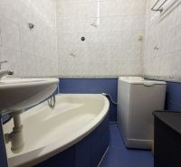 Predaj pekný 1 izbový byt, 35 m2, Dudvážska ulica, BA II. - Kúpeľňa v 1-izbovom byte so sprchou, umývadlom, práčkou a kachličkami modrej farby.