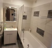 Pekný 2 izbový byt s balkónom na prenájom. - Kúpeľňa v 2-izbovom byte s vaňou a umývadlovou skrinkou.