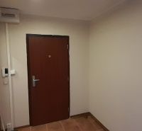 Pekný 2 izbový byt s balkónom na prenájom. - Vstupná hala s hnedými dverami v 2-izbovom byte, dlažba.