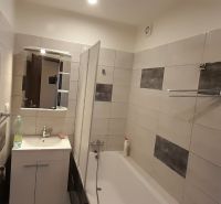 Pekný 2 izbový byt s balkónom na prenájom. - Kúpeľňa s vaňou a umývadlom v 2-izbovom byte, obložená svetlými kachličkami.