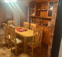 PREDAJ/ Krásna chalupa s vinicou/Jablonov nad Turňou - Jedálenský kút v chate s dreveným stolom a stoličkami, osvetlený luster.