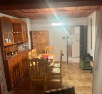 PREDAJ/ Krásna chalupa s vinicou/Jablonov nad Turňou - Jedálenský kút v chate s dreveným nábytkom a osvetlením.