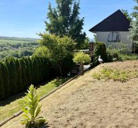REZERVOVANÁ / Záh. chata s altánkom, pozemok 534m2, ZO Kunov I, Senica - Záhrada pri chate v Kunove, Senica s výhľadom na okolitú krajinu a dedinu.