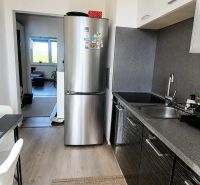 Prenájom: moderný 2-izbový byt s balkónom, Čadca SNP - Kuchyňa v 2-izbovom byte s chladničkou a podlahou s dreveným dekorom.