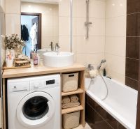 Prenájom: moderný 2-izbový byt s balkónom, Čadca SNP - Kúpeľňa v 2-izbovom byte s umývadlom, práčkou a vaňou, béžové obkladačky.