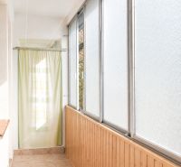 TOP: Príjemný 3- izbový byt na Valachovej ulici  - Zasklená lodžia s dreveným obkladom v 3-izbovom byte, záves pre súkromie.