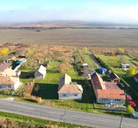 Radnovce – 660 m2 stavebný pozemok 20 minút od Rimavskej Soboty - Domy pri hlavnej ceste v Radnovciach, s pozemkami - bývanie obklopené poliami.