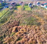 Radnovce – 660 m2 stavebný pozemok 20 minút od Rimavskej Soboty - Letecký pohľad na pozemky pre bývanie v Radnovciach s vidieckymi domami a zeleňou.