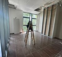 Od 20 m² Kancelárie a obchodné priestory na prenájom – Galanta - Kancelárie s rebríkom a rozostavaným podhľadom, podlaha s dreveným dekorom.